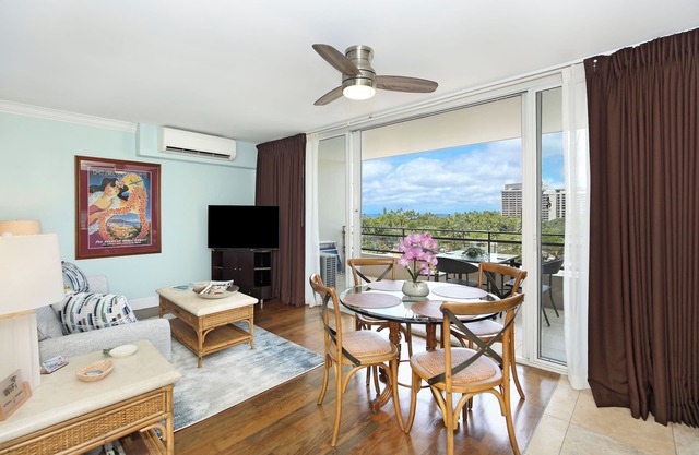 Gorgeous partial Ocean View in the Heart of Waikiki! FREE Parking & Wi-Fi!
