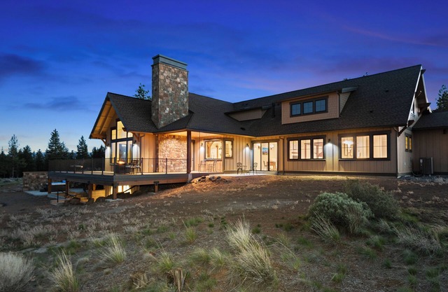 Gorgeous, Private 6,000+ sq ft Sisters Lodge has Three Suites, Views, Hot Tub!