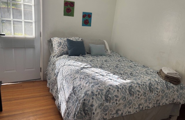 Gorgeous Studio with private bath and private entry close to Bart