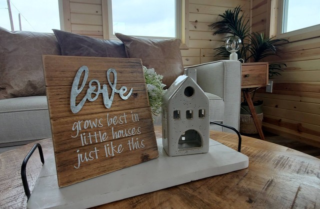 Gorgeous tiny home cabin!Perfect for couples, small families or business travel!