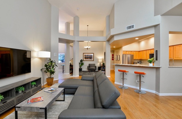 Gorgeous Townhome in the Heart of Oro Valley - 2 BD, 2 BA