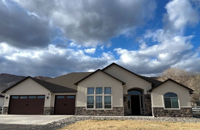 Gorgeous tranquil 4BR Palisade home on peach orchard w/incredible mountain views