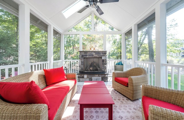 Gorgeous Union Pier Cottage Close To Beach & Downtown!