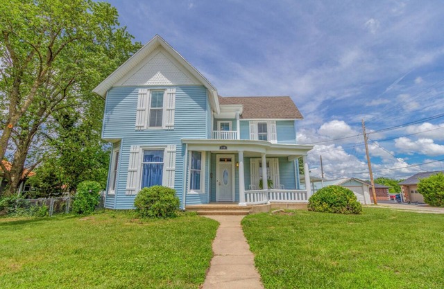 Gorgeous Victorian home 40min from Lake Ozarks!