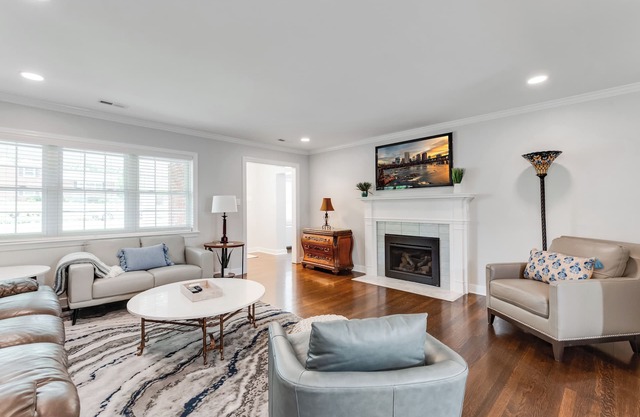 Gracious Lee at Willow Lawn | 3BR Prime Location