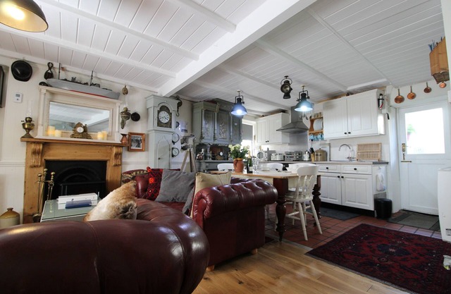 Grade II listed vintage cottage located right on the Harbour Front