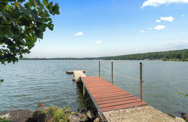 Grammy's Famous Lake House Retreat w/Private Waterfront Access