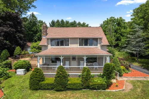 Grammy's Lake House w Private Waterfront Access