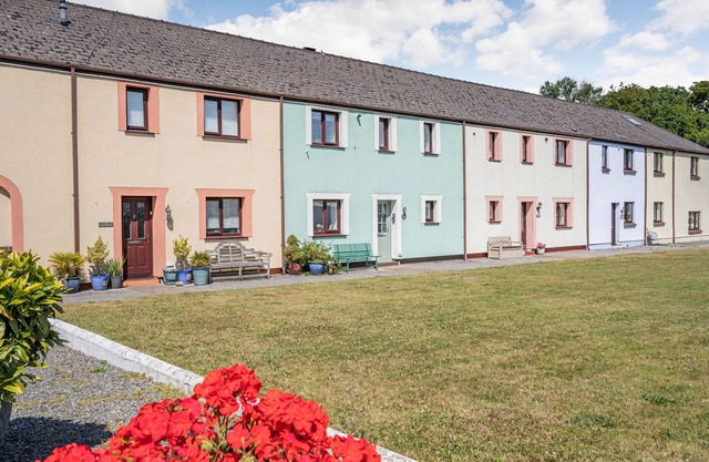 GRANARY COTTAGE, pet friendly, with a garden in Pembroke