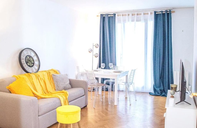 Grand 2 pièces balcon Parking porte PARIS