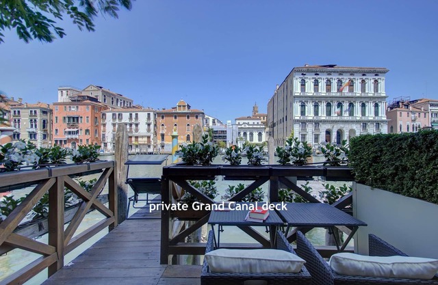 GRAND CANAL View and Relax from Deck of the Vivid Apartment