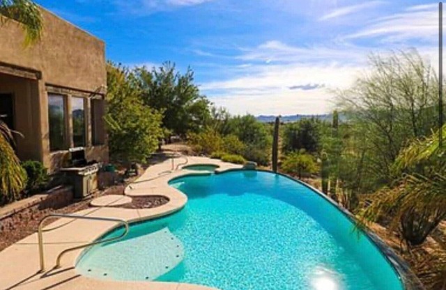 Grand estate, salt pool and spa, spacious privacy, sweeping views