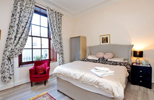 Grand Mansion, 9 Beds, Sleeps 17, Parking - Groups