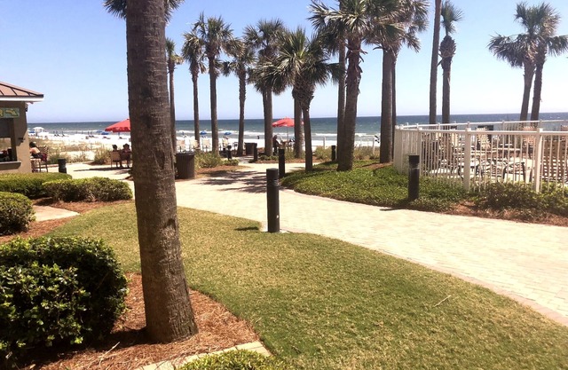 GRAND PANAMA 1st-Floor walk-out! Small Pet Friendly. Heated pools! Free WIFI !