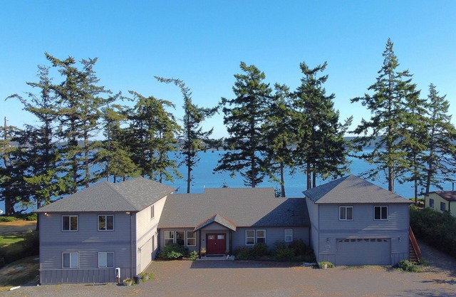 Grand Waterfront Getaway Olympic Views & amenities