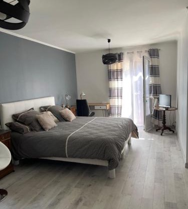 Grande Chambre meublee