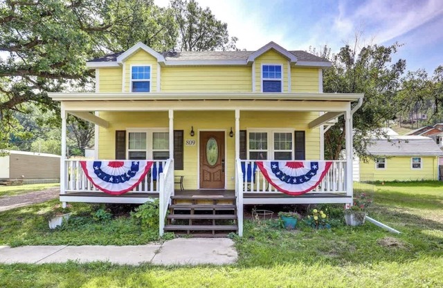 Grandma Goodnight's - 3 Miles from Mt-Rushmore with a hot tub and a game room!