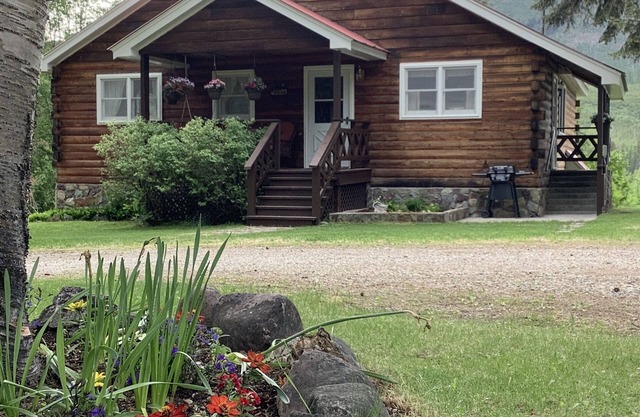 Grandma’s Cabin, West Glacier riverfront kid/pet friendly, 1 mile from Glacier!
