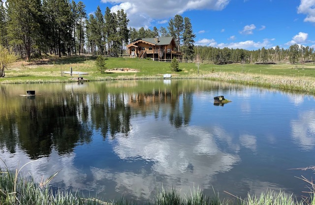 Grandpa’s Place. Exclusive, Stunning, Private Log Home. Firepit & Pond.