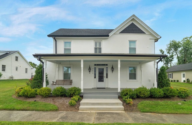 Grape & Vine Cottage · Luxury Main Street Retreat