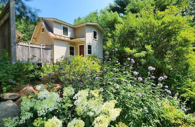 Grapevine Cottage-Charming 1-Bedroom Retreat Near Acadia National Park
