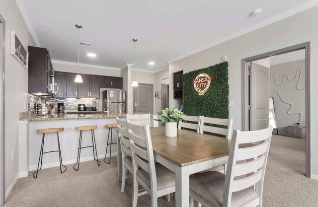 Great Amenities|2BR+KingBeds|Mins to DT KC|Shops