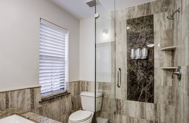 Great contemporary home 5 miles from Houston Galleria1003 Ridgeley