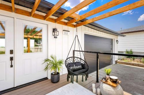 Great Falls Premier Retreat by Wrecked & Refined Stunning Views Hot Tub Family Fun