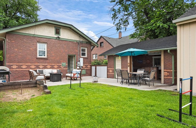GREAT LOCATION! 3 min to DU-10 min to downtown/gameroom/wifi/firepit/4 bedrooms