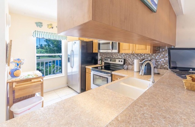 Great location 5 minutes to Marco Island and many Golf Courses! Cozy 2 bedrooms