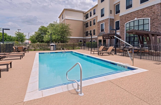 Great location! Air-Conditioned Studio with Outdoor Pool Access, Free Breakfast + More!