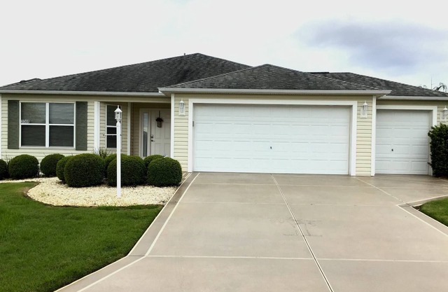 GREAT LOCATION! Beautiful 3 Bdrm 2 Bath w/ GAS GOLF CART