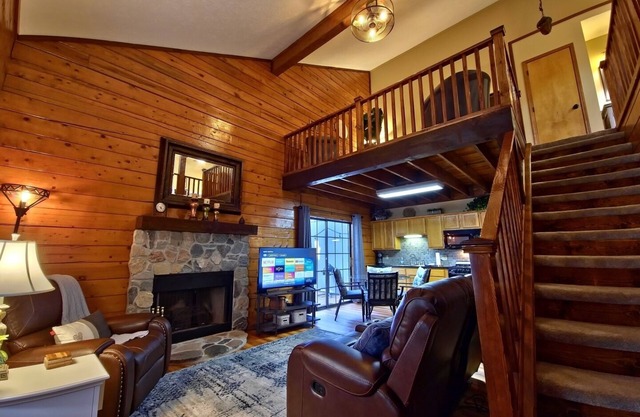 Great Location~Dog-Friendly~Cozy Cabin~Sleeps 6