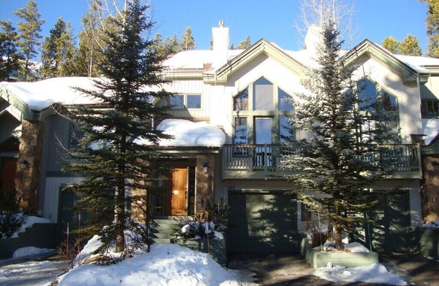 Great Location! Short walks to Ski Lifts, Main St, Pool & Spa, & Activities