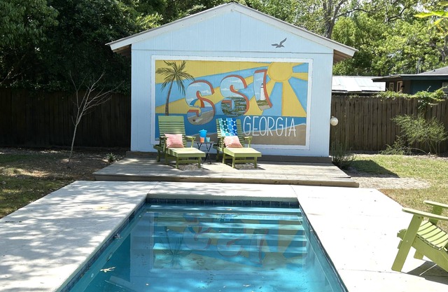 Great Location-Close to Everything. Adorable 3 BD/3 Bath Cottage with Pool!