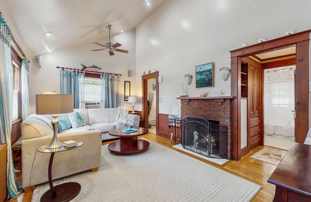 Great location! walk to restaurants, shops, ferries; close to beach & bike trail