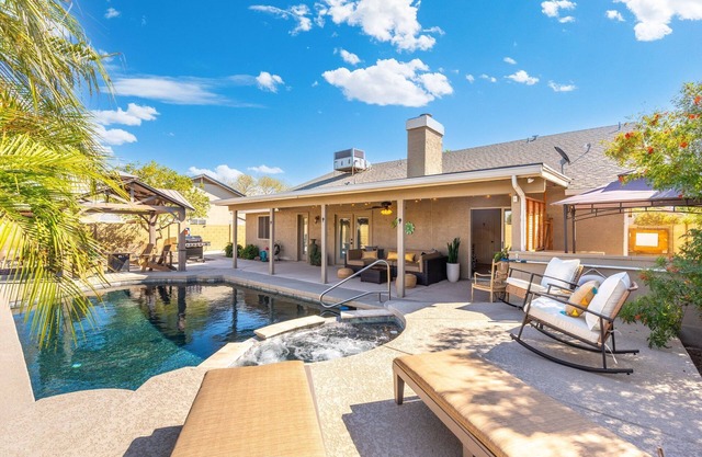 Great Location! Walk to State Farm Stadium! FREE Heated Pool & Spa!