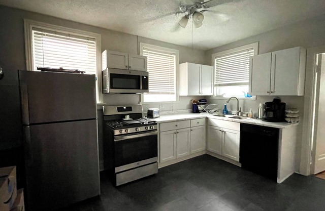 Great Mid-Term Rental: Charming 2 bd/1 office University City Duplex