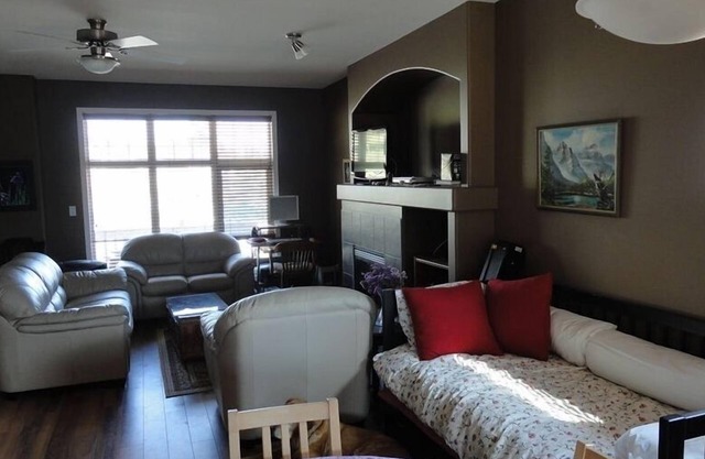 GREAT MOUNTAIN VIEWS FROM EVERY WINDOW - QUIET FAMILY ORIENTED AND DOG FRIENDLY