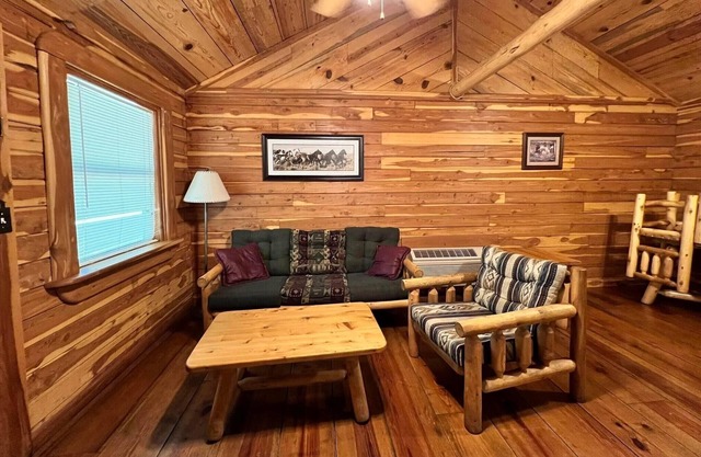 Great Oaks Cabins - Cabin 2.