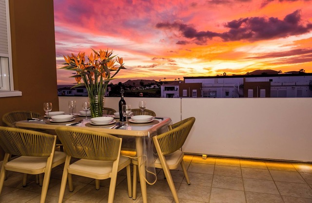 Great penthouse by the sea with awesome views of ocean, golf course and Teide!