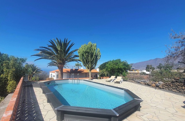 Great quiet vacation home for 4 people with private pool and large garden