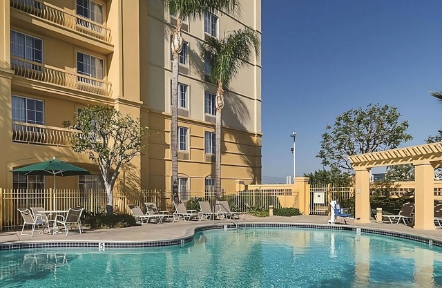 Great Relaxing Overnight Stay! 3 Spacious Units! Near Ontario Town Square