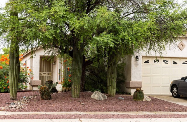 Great renovated home located in a fantastic community in East Tucson.