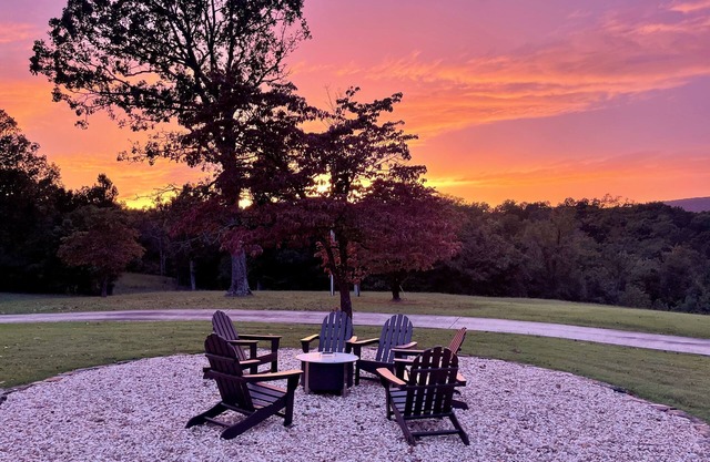 Great Views on 20 ac, firepit, outdoor shower, XL deck, 2 kitchens