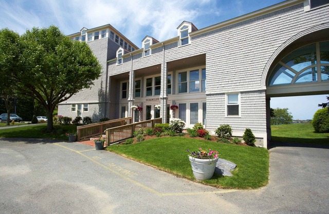 Great Waterfront View of Newport's Scenic Narragansett Bay