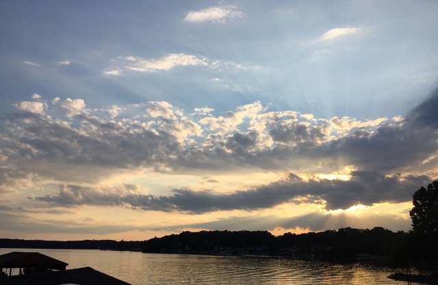 Great Waterfront w/Sandy Beach, Bar, Billiards, Foosball, Kayaks, Canoe, WiFi