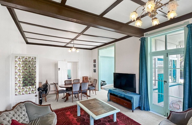 Green Getaway | Unique, Tranquil Bungalow Papakura