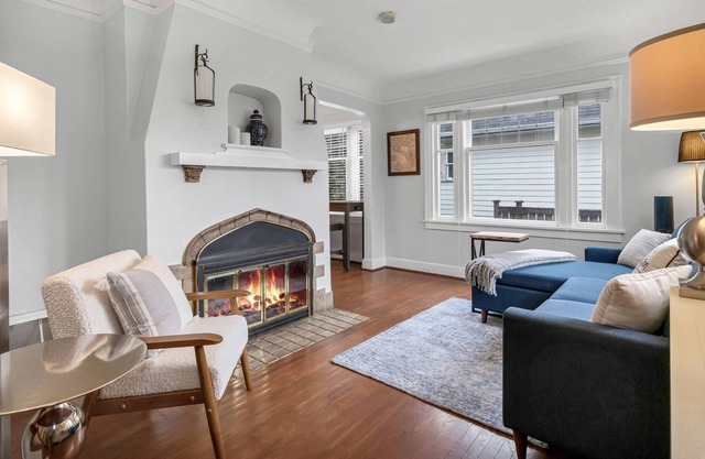 Green Lake 2-level 4BR Home w Parking