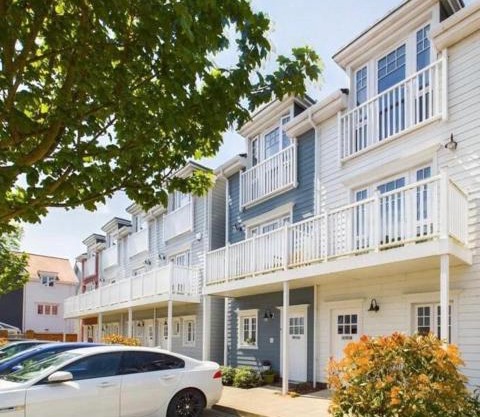 Green Park 4 bed LUX with parking ,M4 Jct 11